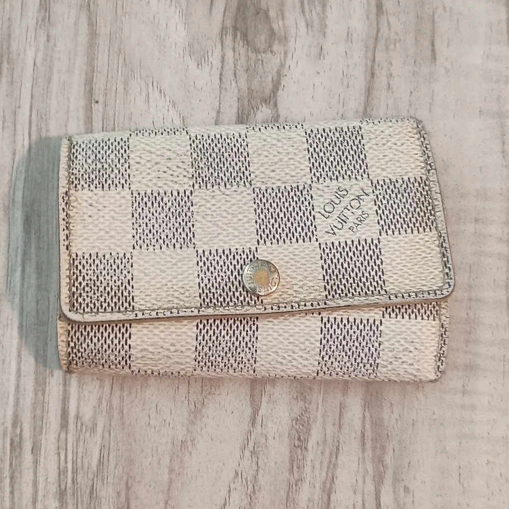 Authentic Louis Vuitton Cream White Damier 6 Key Case Holder